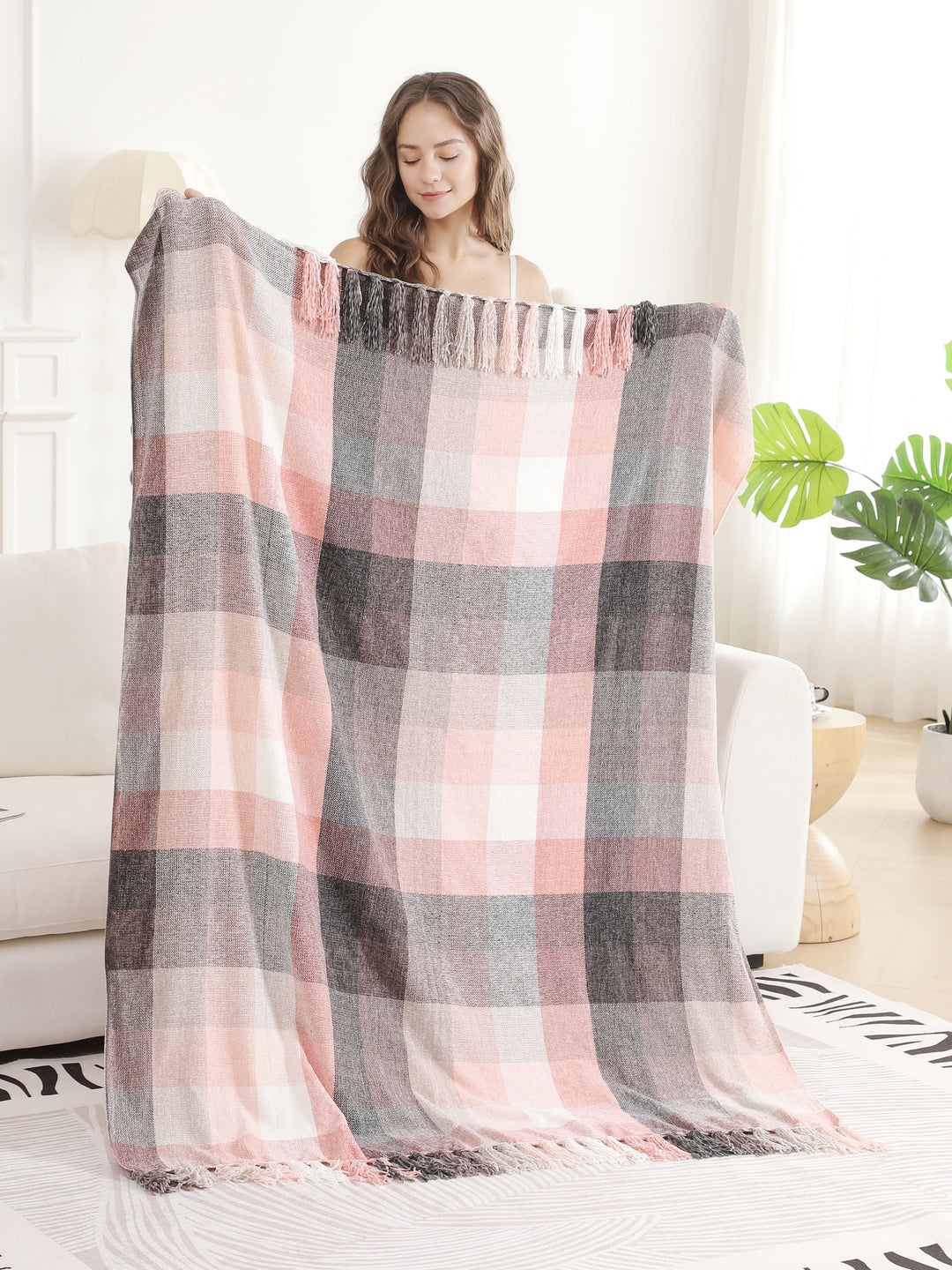 CHECKERED PATTERN THROW BLANKET W/ FRINGE